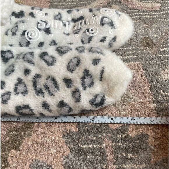 Muk Luks Snow Leopard Slipper Socks - Picture 4 of 6